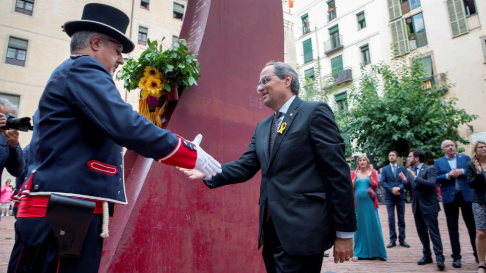 El presidente de la Generalitat, Quim Torra, durante la ofrenda floral hoy en el Fossar de les Moreres