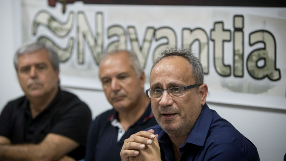 El presidente del comité de empresa del astillero de Navantia San Fernando, Jesús Peralta (d), durante la rueda de prensa ofrecida este lunes en San Fernando (Cádiz) donde anunció que continuarán con las movilizaciones en la calle a menos que exista confirmación oficial de que el contrato para la construcción de las cinco corbetas para Arabia Saudí sigue adelante.(Foto: EFE/Román Ríos)