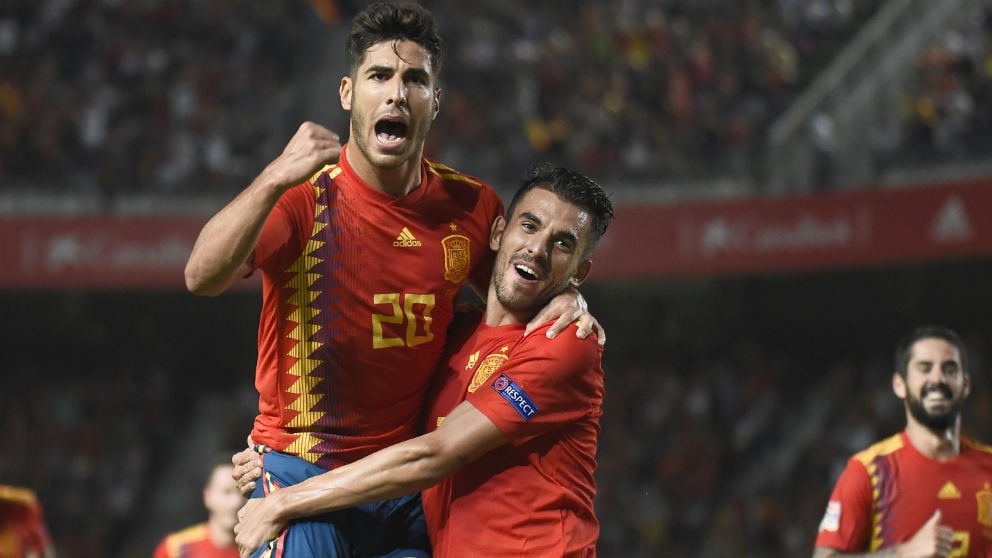 Asensio y Ceballos celebran uno de los goles de España ante Croacia. (AFP)