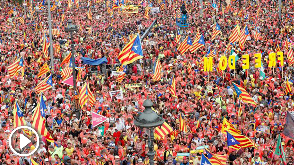 Vista general de la manifestación independentista convocada para esta tarde por la ANC con motivo de la Diada del 11 de septiembre, que recorrerá las calles de Barcelona. EFE/Alejandro García