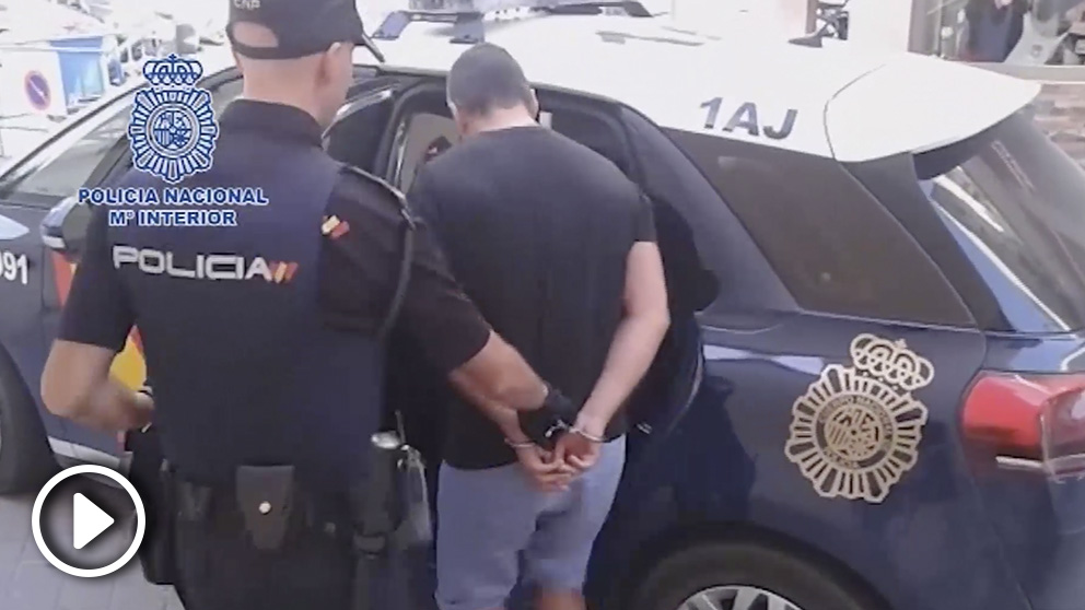 Agentes de la Policía Nacional detienen al maltratador en Fuenlabrada (Madrid).