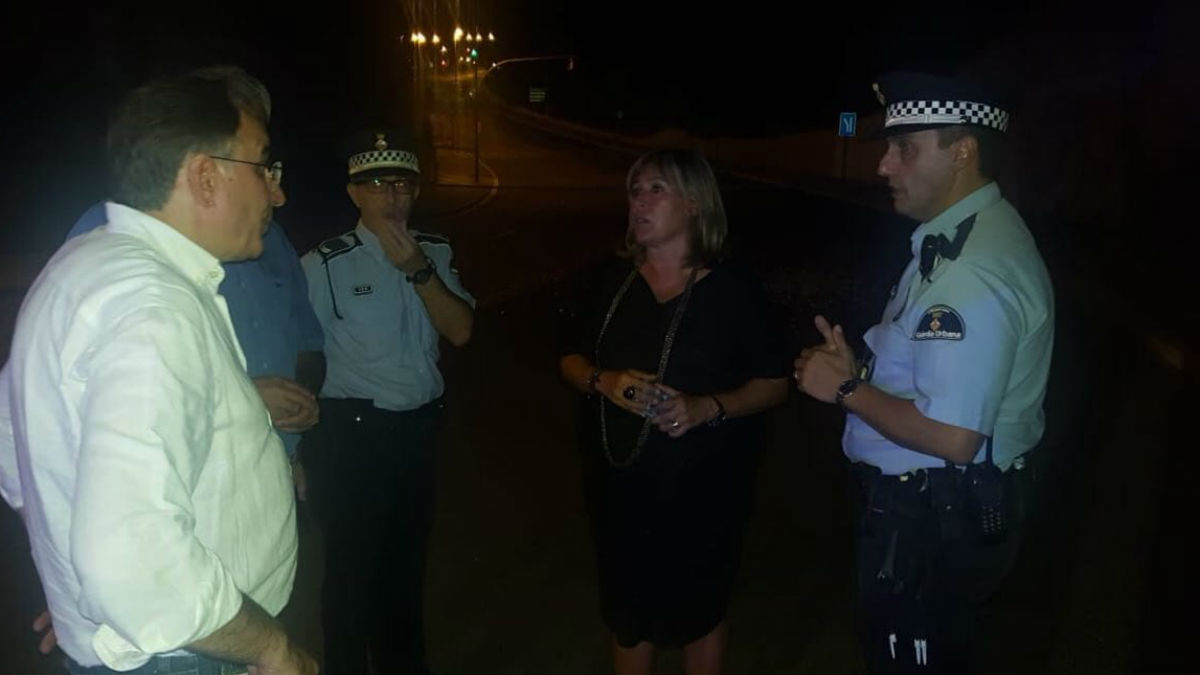 La alcaldesa de Hospitalet, Núria Marín, con lo agentes que se desplazaron hasta el puente (RRSS).