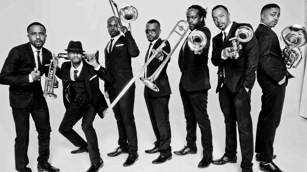 Los siete hermanos que forman The Hypnotic Brass Ensemble.