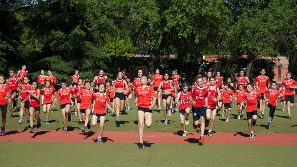Jóvenes practicando atletismo. (Agrupación Deportiva Marathon)