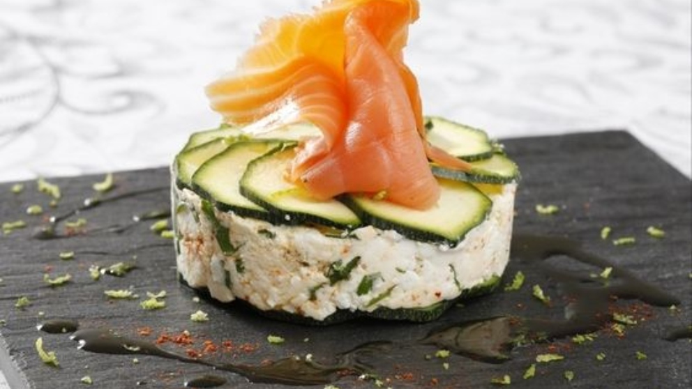 Receta de calabacín marinado con queso de cabra y salmón ahumado