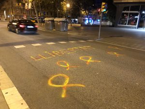 Brigadas constitucionalistas limpian Barcelona de banderas y pancartas separatistas de la Diada