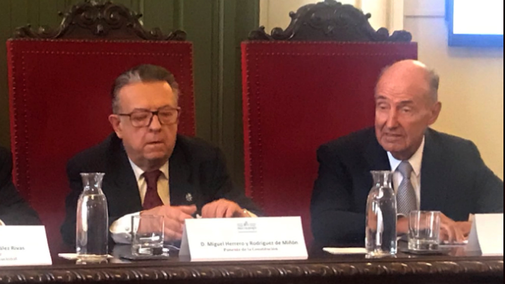 Dos de los padres de la Constitución, Miguel Herrero y Rodríguez de Miñón, y Miquel Roca. (TW)