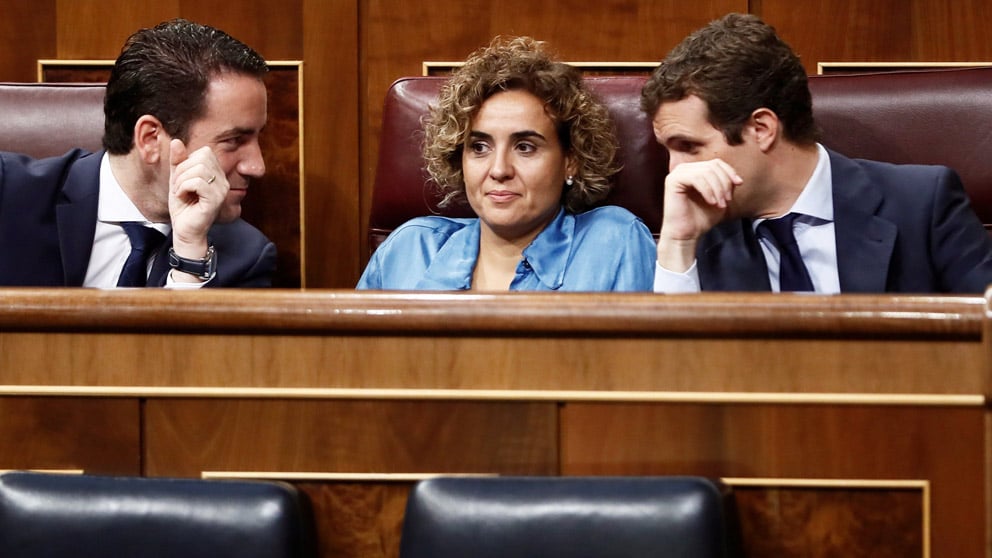 Teodoro García Egea, Dolors Montserrat y Pablo Casado en la bancada del Grupo Popular en el Congreso. (Foto: EFE)