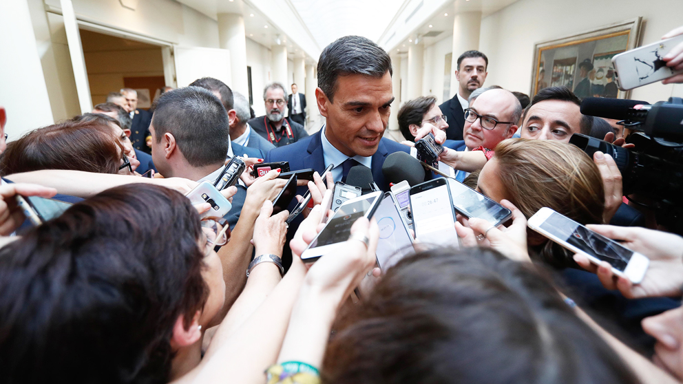 Pedro Sánchez, presidente del Gobierno, atiende a los medios en los pasillos del Senado. (Foto: Moncloa)