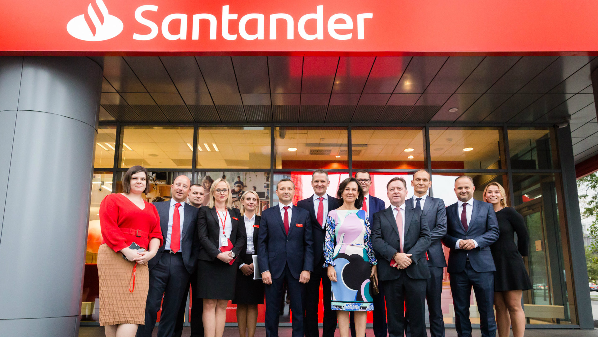 Ana Botín, junto a empleados de Santander Polonia