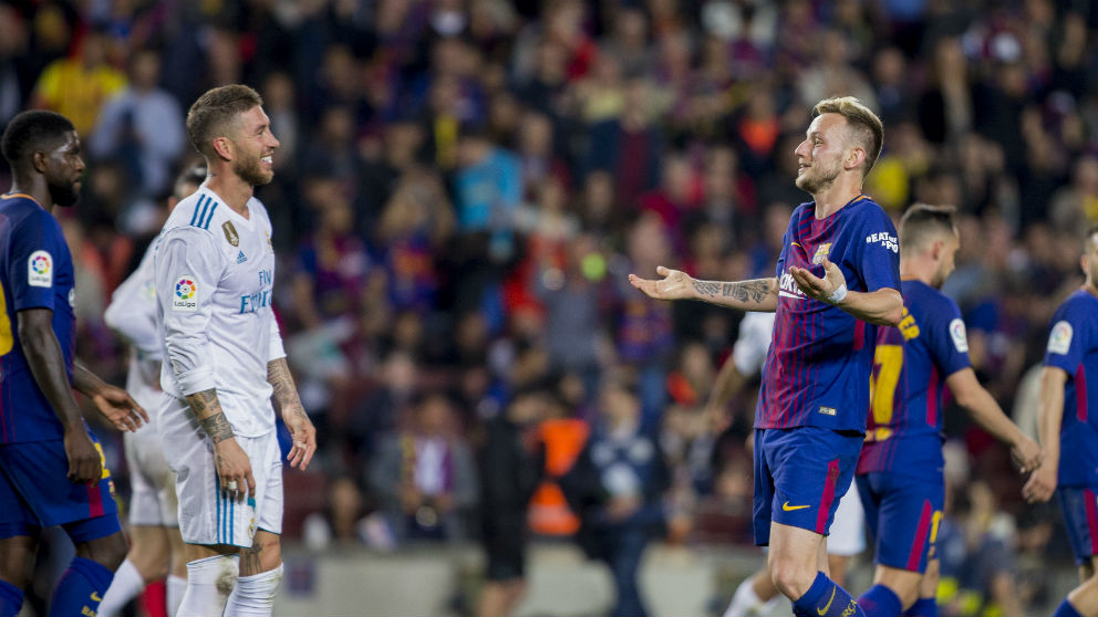Sergio Ramos y Rakitic durante un Clásico la pasada temporada. (Getty)