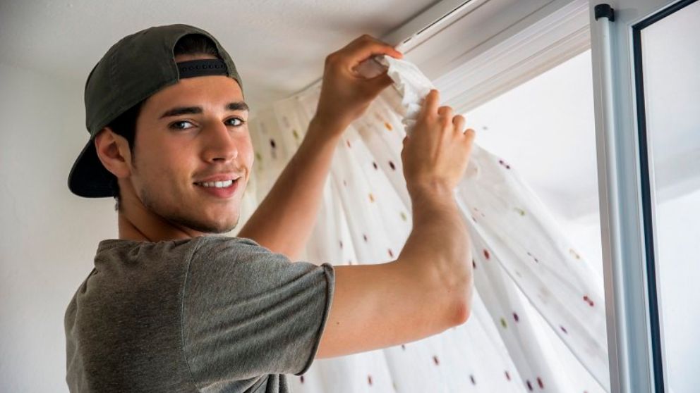 Cómo colgar cortinas sin hacer agujeros en la pared