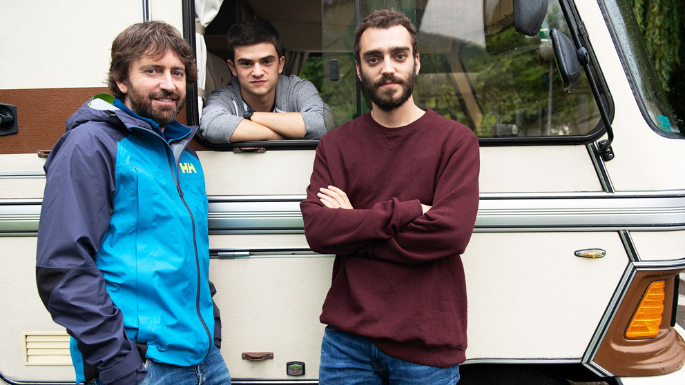 Biel Montoro, como Héctor, y Nacho Sánchez, en el papel de Ismael, acompañados por Daniel Sánchez Arévalo durante el rodaje de ‘Diecisiete’ para Netflix.