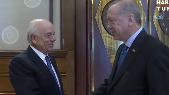 Francisco González, presidente del BBVA, y Recep Tayip Erdogan, presidente turco, en una imagen tomada de la televisión del país.