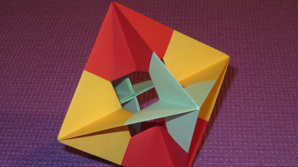 Un octaedro es un poliedro de ocho caras
