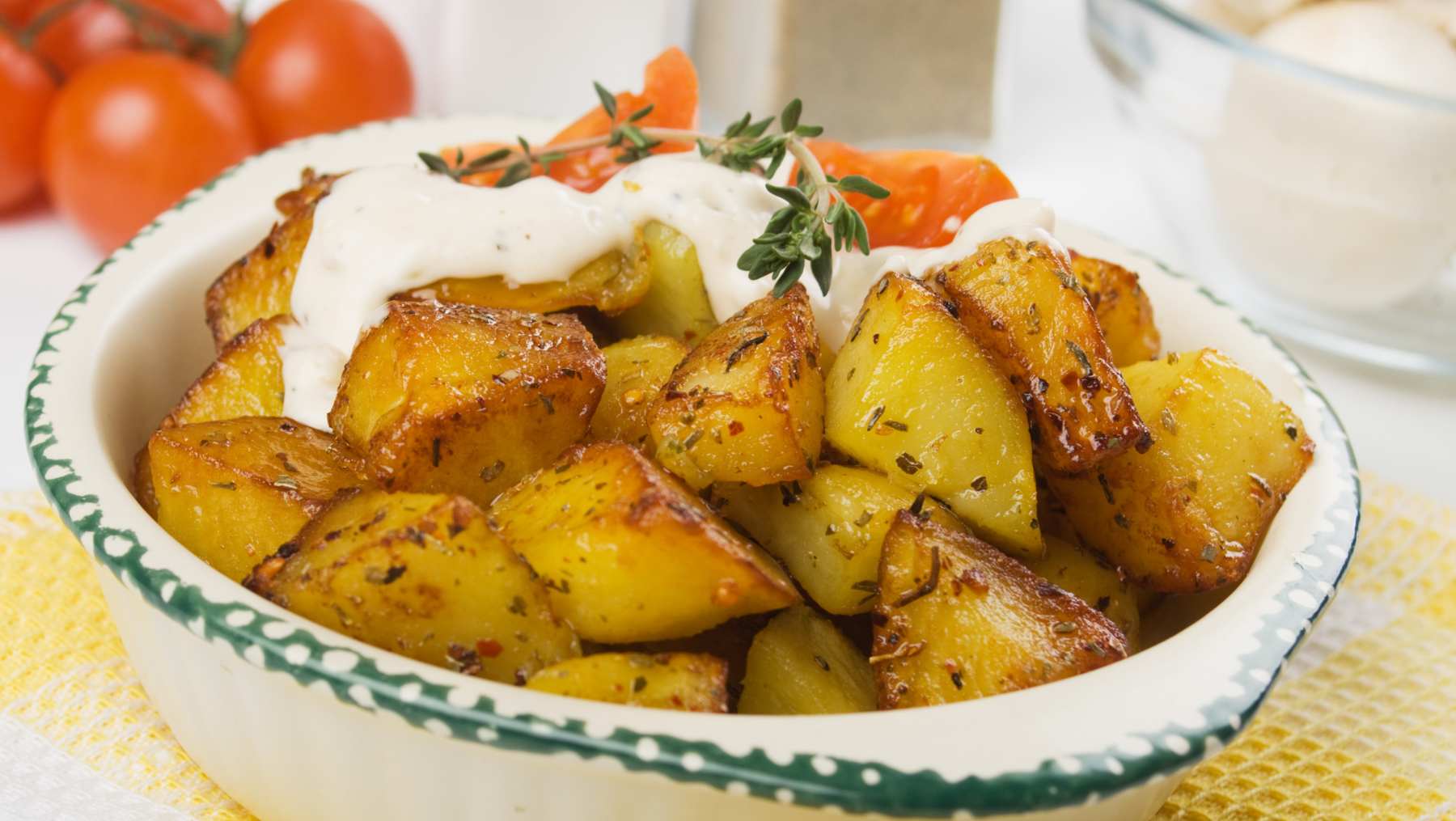 Patatas con salsa de garbanzos.