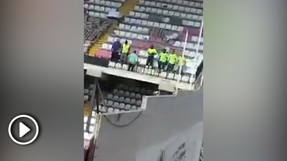 Seis trabajadores comprueban la resistencia del Estadio de Vallecas…¡saltando!