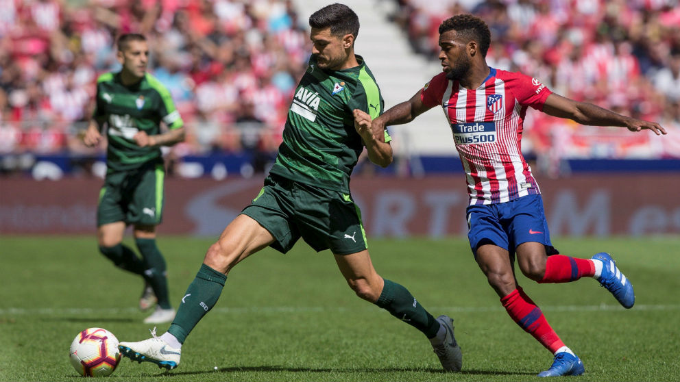Lemar disputa un balón con Sergio Álvarez (EFE) | Liga Santander: Atlético de Madrid – Eibar | Partido de fútbol hoy en directo.