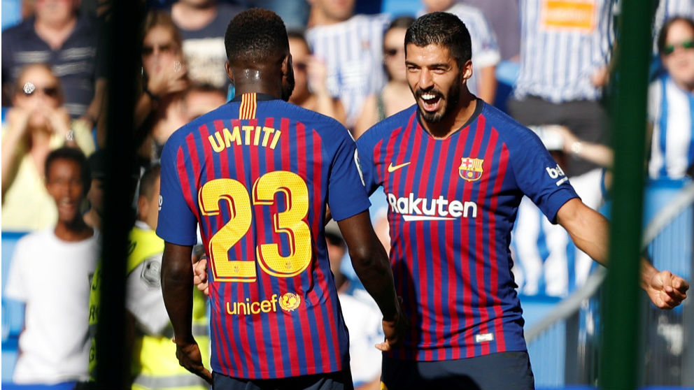 Luis Suárez y Umtiti celebran un gol. (EFE)
