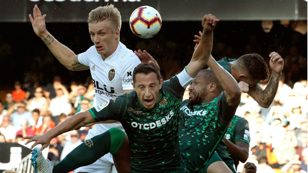 Daniel Wass y Guardado pelean por un balón. (EFE)