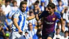 Illarramendi y Sergi Roberto disputan un balón en el Real Sociedad – Barcelona. (AFP) | Liga Santander: Real Sociedad – Barcelona | Partido de fútbol hoy en directo