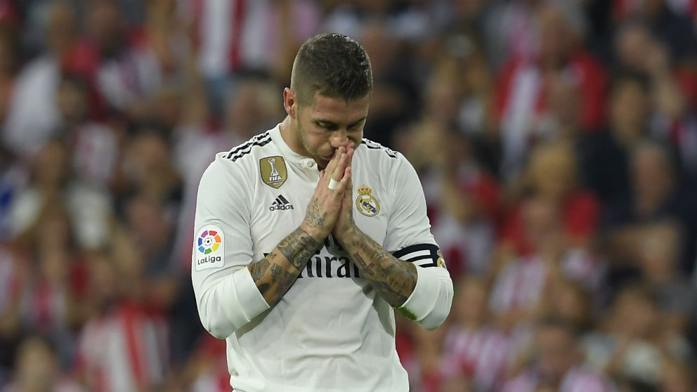 Sergio Ramos se lamenta durante un partido. (AFP)