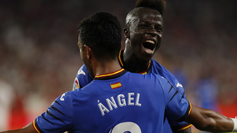 Amath y Ángel celebran uno de los goles del Getafe. (EFE)