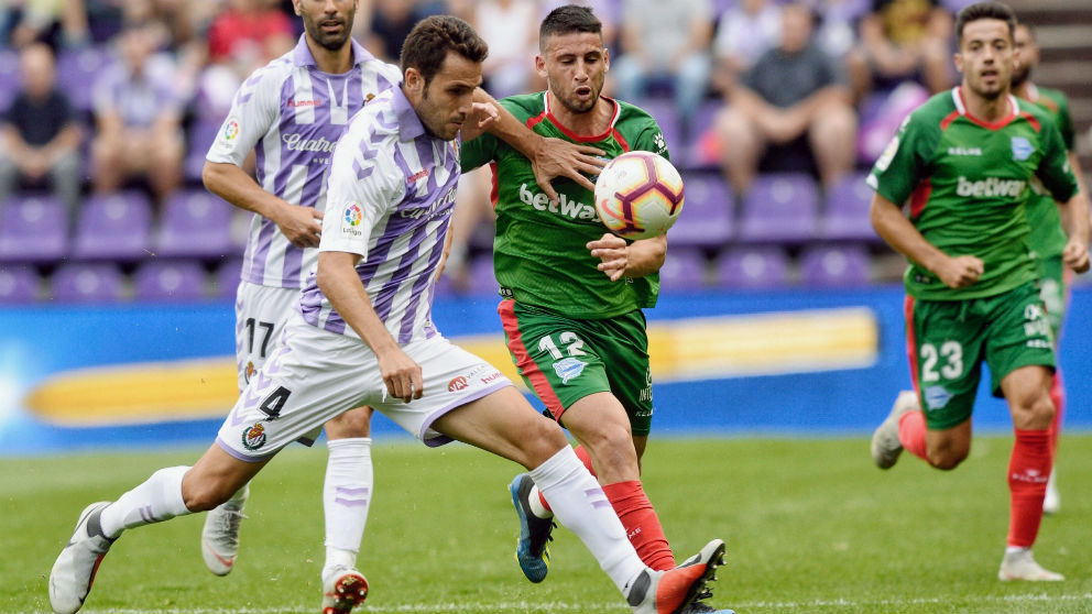 Calleri y Gontán disputan un balón en el Valladolid-Alavés. (EFE)