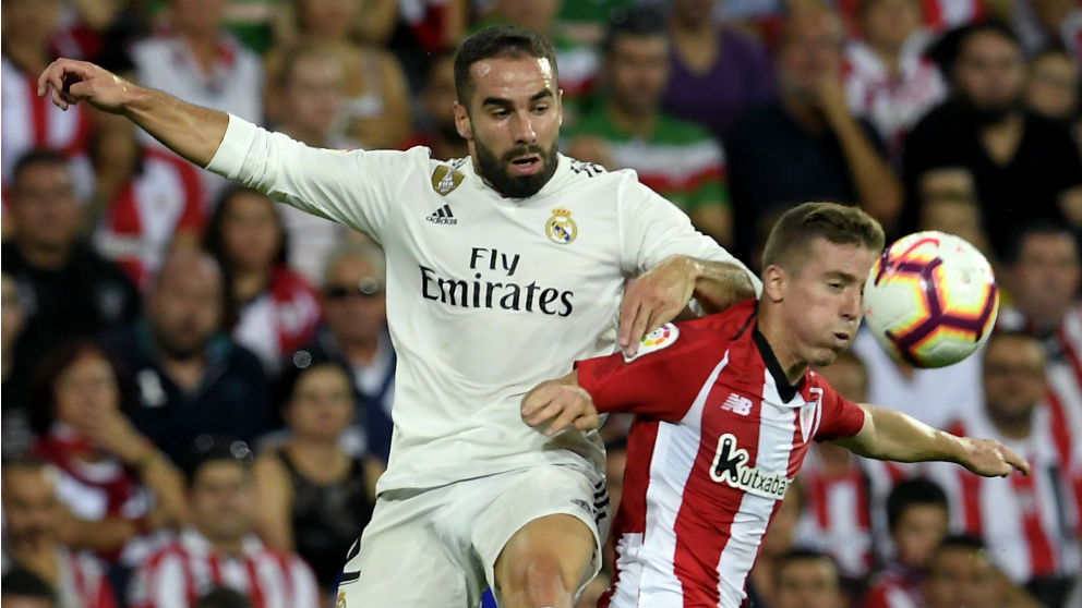 Carvajal y Muniain pelean un balón durante el Athletic – Real Madrid. (AFP)