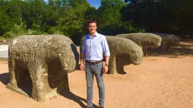 El presidente del PP, Pablo Casado, junto a los Toros de Guisando (Ávila)