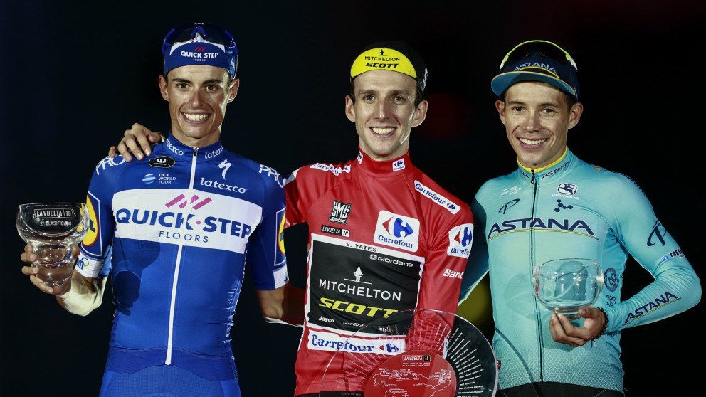 Mas, Yates y López, en el podio de la Vuelta. (AFP)