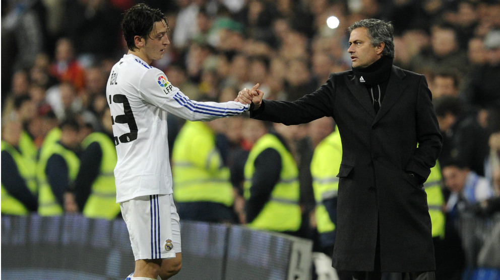 Mourinho y Özil en un partido con el Real Madrid. (AFP)