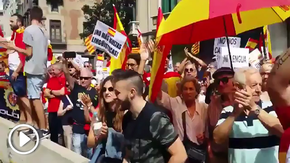 Los constitucionalistas apoyan a la Policía Nacional en Barcelona.