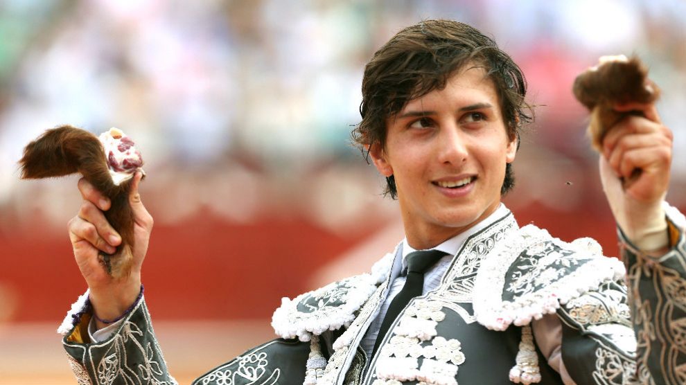 Roca Rey pasea las dos orejas de su primer toro (Foto: EFE).