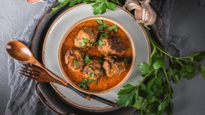 Albóndigas de cordero con salsa de yogurt: Receta tradicional griega