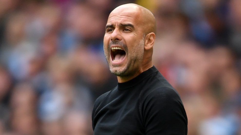 Pep Guardiola da instrucciones durante el Manchester City – Fulham. (Getty)
