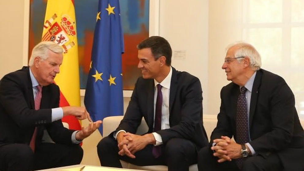 Michel Barnier, con Pedro Sánchez y Josep Borrell, en Moncloa. (TW)