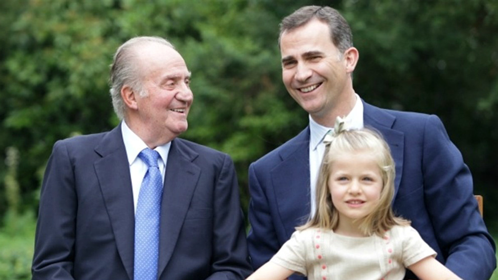 El rey emérito, Juan Carlos i, su hijo Felipe VI y la Princesa Leonor. (EP)