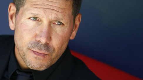 Simeone, en el banquillo en el Atlético-Eibar. (AFP)