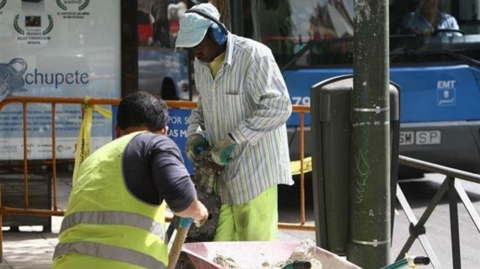 Imagen de trabajadores en una obra. (Foto: EP)
