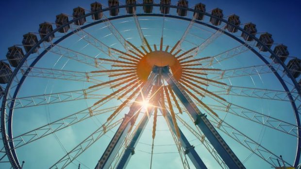 10. Los niños también participan en el Oktoberfest La idea de llevar a los niños a un festival de cerveza masivo puede parecer bastante remota, pero la verdad es que hay cientos de niños que asisten al festival cada año, ya que para ellos se monta una noria, montañas rusas, juegos y desfiles bávaros tradicionales.