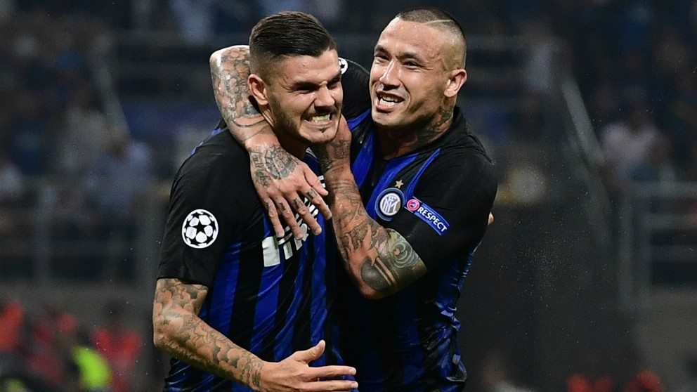 Icardi y Nainggolan celebran uno de los goles del Inter. (AFP)