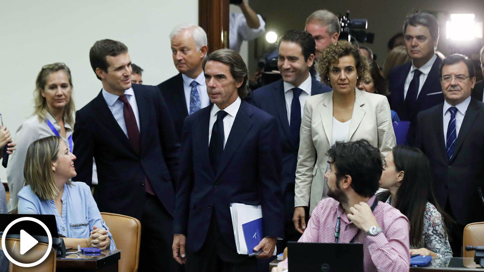 Pablo Casado arropa a José María Aznar en su regreso al Congreso de los Diputados. (Foto: EFE)