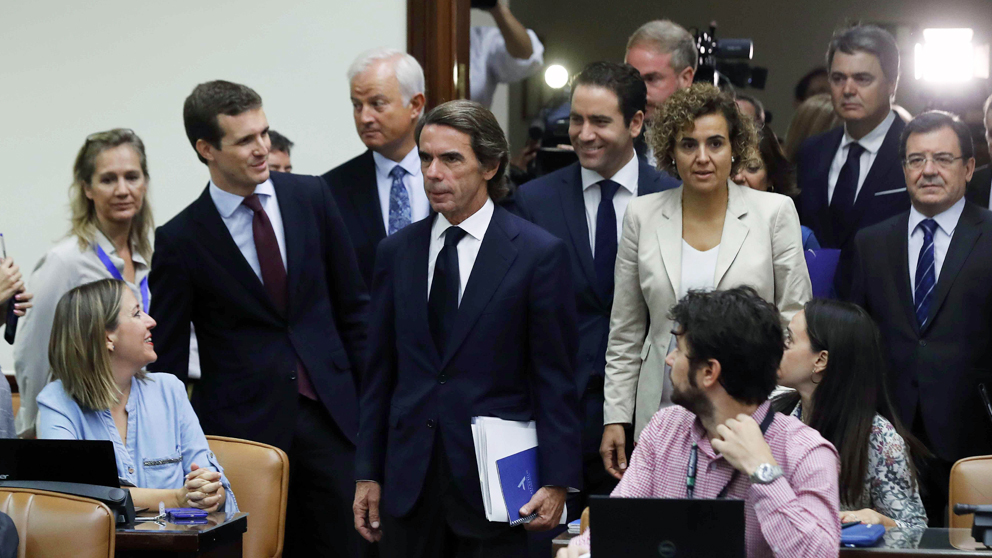 Pablo Casado arropa a José María Aznar en su regreso al Congreso de los Diputados. (Foto: EFE)