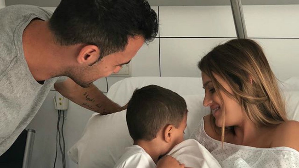 La familia Busquets, con el pequeño Levi. (Instagram)