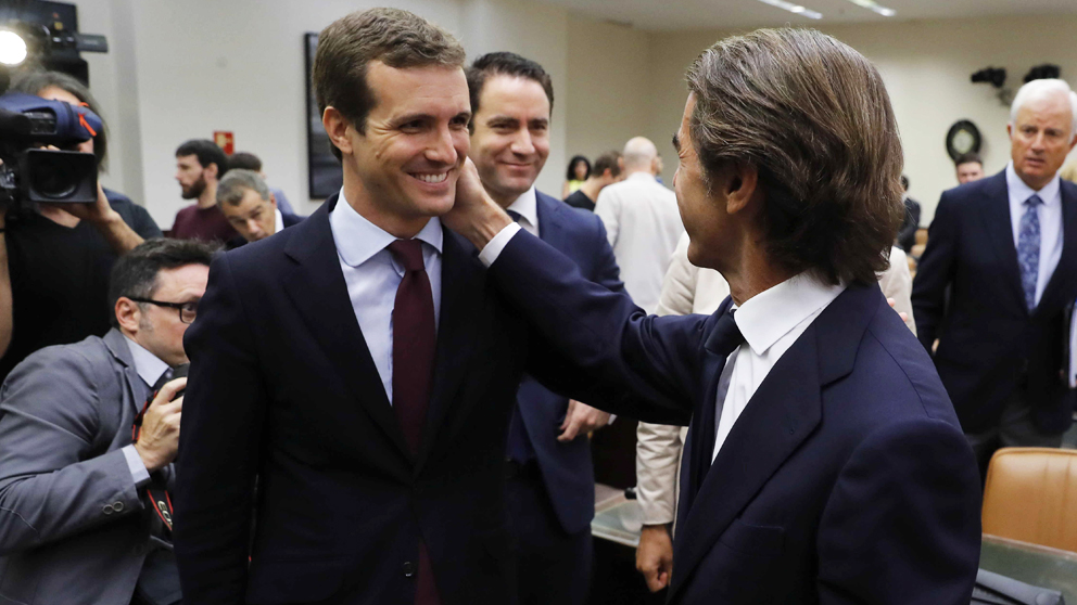 Pablo Casado arropa a José María Aznar en su regreso al Congreso de los Diputados. (Foto: EFE)