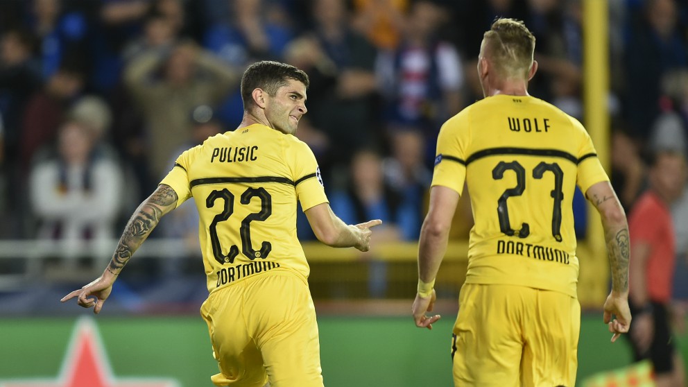 Pulisic y Wolf celebran el gol de la victoria. (AFP)