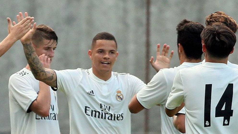 Rodrigo celebra un gol con sus compañeros. (Realmadrid.com)