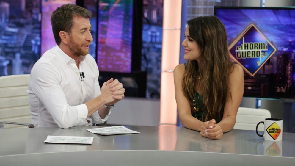 Adriana Ugarte presenta «Enamorado de mi mujer»  en ‘El Hormiguero’. (Foto: Antena 3)