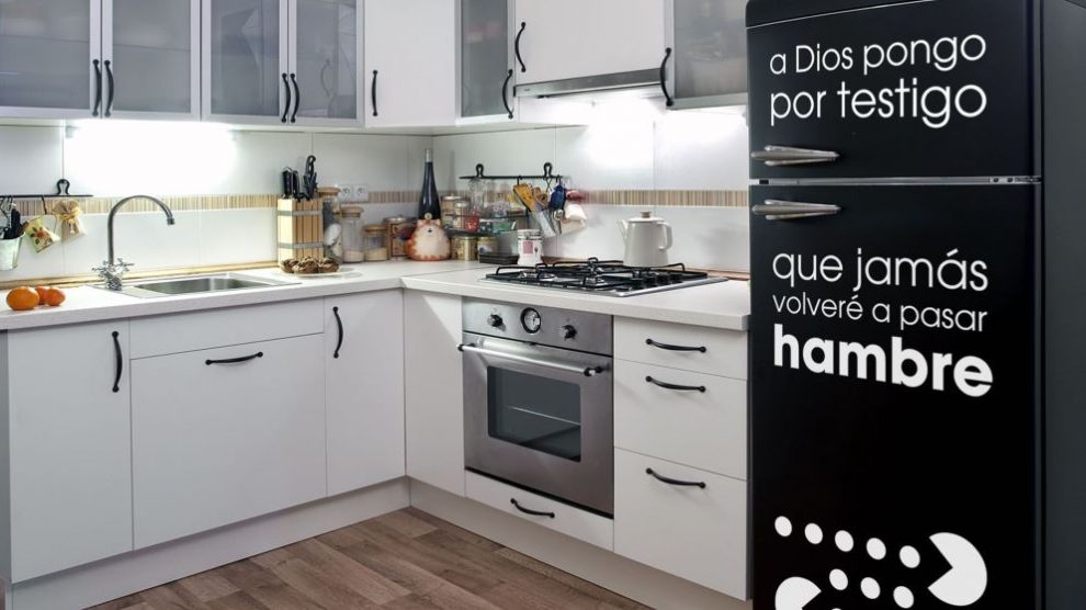 Forrar la nevera con vinilo es una excelente manera de decorarla
